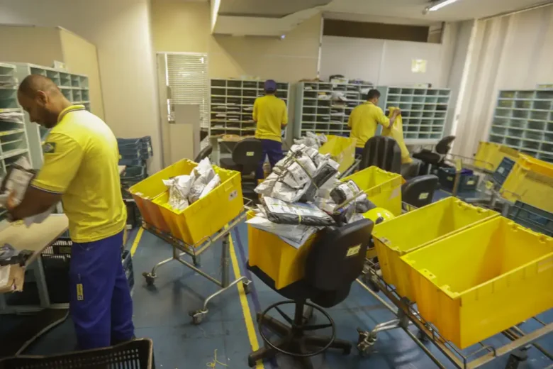 Governo bloqueia gastos nos ministérios por causa da crise financeira nos Correios