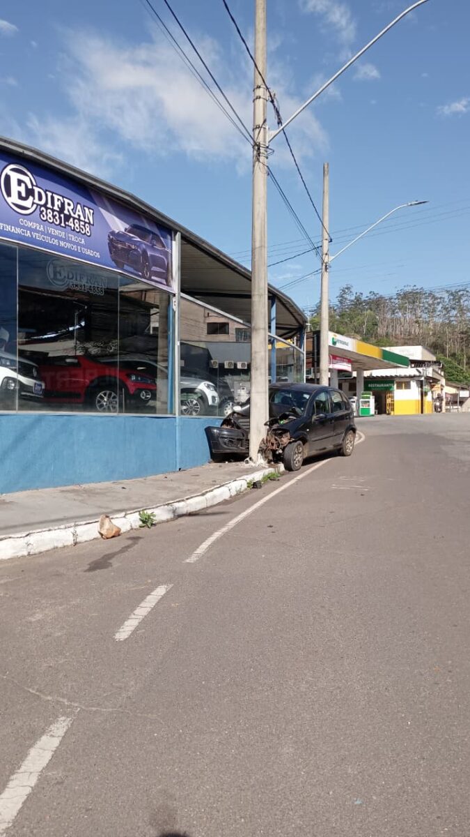 Carro é encontrado destruído após bater em poste no Alto Pereira; caso segue em investigação