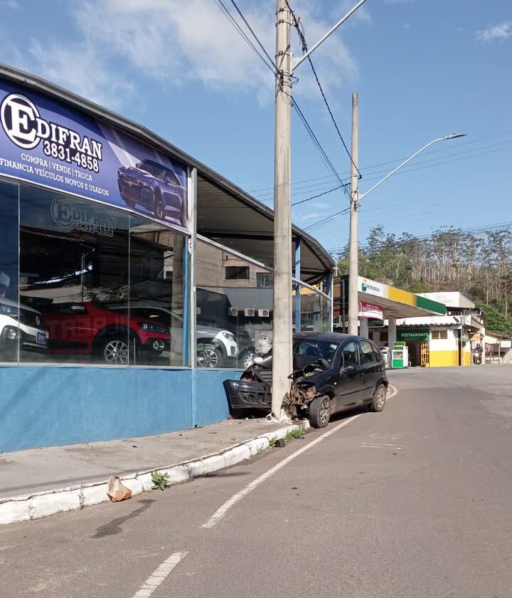 Carro é encontrado destruído após bater em poste no Alto Pereira; caso segue em investigação
