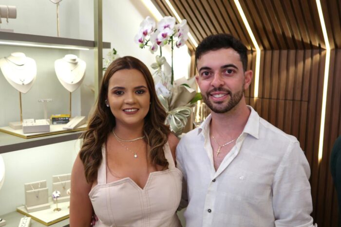 A Don Saint Clair abriu oficialmente as portas em Itabira na sexta-feira (7), com um coquetel de inauguração na Rua São José, 229, no Centro. No sábado (8), a programação segue com um coffee break aberto ao público. A loja, especializada em joias e semijoias personalizadas, nasce com a proposta de unir sofisticação, afeto e exclusividade em cada detalhe, das peças ao design do espaço.    <!--<div class="leiamaisshortcode" style="display: block">        <a href="https://onelink.to/dky8hj" target="_blank">            <h4 style="color: #ee1c25;font-weight: bold;margin-bottom: 20px;" class="leiamaish4">+ Escolha temas e receba notificações de notícias em tempo real; baixe o App DeFato</h4>        </a>    </div>-->    <div class="leiamaisshortcode" style="display: block">                   <span style="color: #ee1c25;font-weight: bold;margin-bottom: 20px;" class="leiamaish4"><a href="https://instagram.com/defatoonline" target="_blank"><h4 style="color: #ee1c25;font-weight: bold;margin-bottom: 20px;" class="leiamaish4">+  Acompanhe as últimas notícias da DeFato no Instagram</h4></a></span>            </div>    <div class="leiamaisshortcode" style="display: block">                <span style="color: #ee1c25;font-weight: bold;margin-bottom: 20px;" class="leiamaish4"><a href="https://www.linkedin.com/company/defatoonline/" target="_blank"><h4 style="color: #ee1c25;font-weight: bold;margin-bottom: 20px;" class="leiamaish4">+  Acompanhe a DeFato no LinkedIn</h4></a></span>    </div>     Idealizada por Priscila Otoni e Humberto Quintão, o projeto é resultado de meses de pesquisa e trabalho artesanal. Segundo Priscila, a curadoria foi pensada para atender homens e mulheres com estilos diversos. “Cada peça foi escolhida com cuidado. Trabalhamos com prata 925 e 950, ouro e moissanites, uma pedra fabricada em laboratório que tem brilho comparável ao diamante. O cliente pode personalizar tudo, o tipo de metal, o tom de ouro, a pedra e o acabamento”, explica. A empresária destaca que o diferencial da marca está no envolvimento direto com o processo de produção. “Participamos desde a fabricação do metal até o banho final. Isso garante qualidade e permite criar peças exclusivas, feitas sob medida para cada pessoa”, conta. O sócio Humberto reforça que o projeto nasceu de forma colaborativa. “Pensamos em cada detalhe juntos, desde o conceito da marca até a montagem da loja. Queríamos algo que representasse nossa identidade e a de quem valoriza o design e o significado de cada peça”, afirma. A Don Saint Clair já está aberta, com peças especiais para presentear os queridos e queridas nas festividades de fim de ano, e passa a integrar o circuito de novas marcas autorais que fortalecem o comércio local. A expectativa, segundo os fundadores, é tornar o espaço um ponto de referência em joalheria contemporânea e atender à crescente demanda por produtos personalizados e atemporais. 