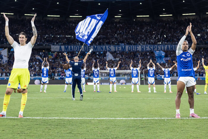Cruzeiro vence Vitória por 3 a 1 e chega aos 60 pontos