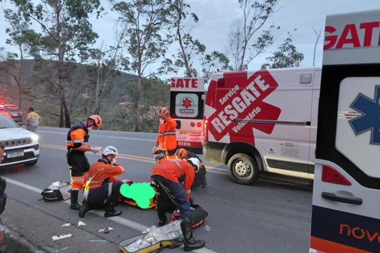 Homem de 77 anos fica ferido em capotamento na BR-381, próximo à Curva do Boi