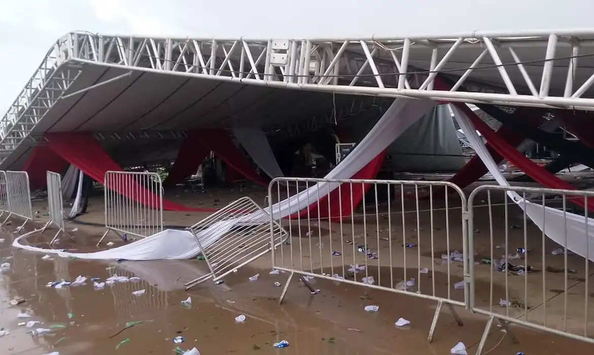 Em SP, uma pessoa morre e 40 se ferem com queda de estrutura metálica em festa