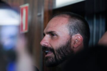 STF forma maioria para tornar Eduardo Bolsonaro réu no tarifaço