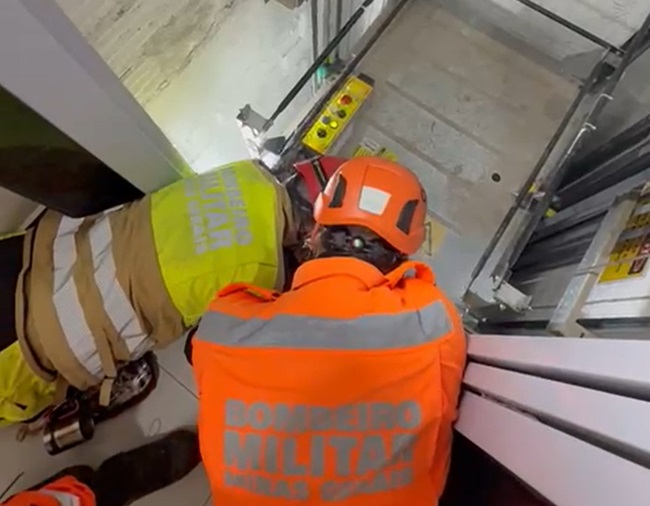 Bombeiros resgatam quatro pessoas presas em elevador em Contagem