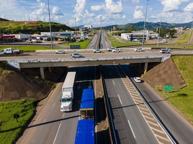 BR-381 Fernão Dias e estradas sob concessão da Arteris terão tráfego intenso no Carnaval, com 6,6 milhões de veículos