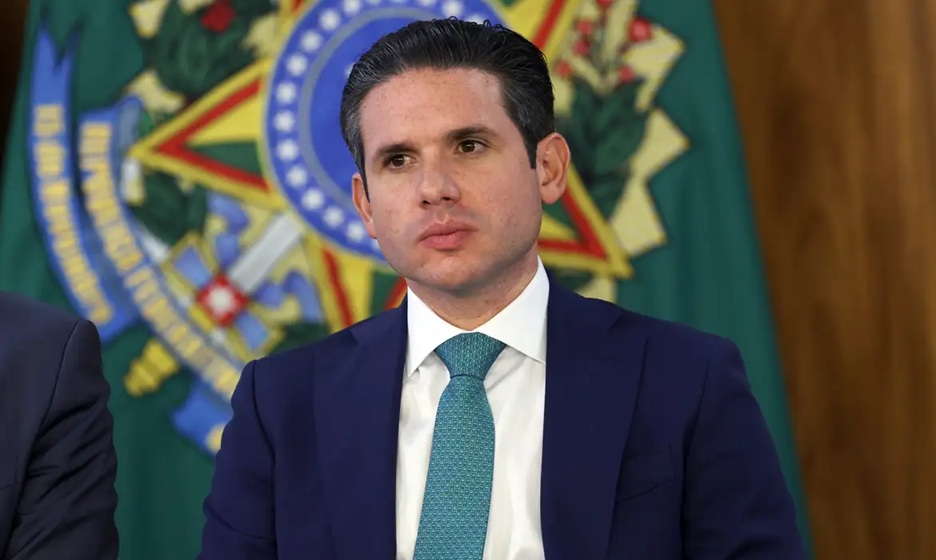 Após fuga de Ramagem, Motta proíbe deputados de votarem do exterior