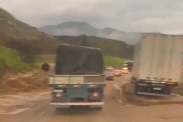 Deslizamento de terra complica trânsito na BR-381 em Jaguaraçu nesta quinta-feira