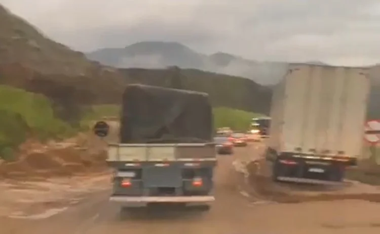 Deslizamento de terra complica trânsito na BR-381 em Jaguaraçu nesta quinta-feira