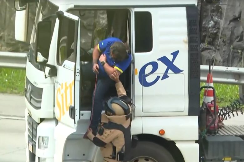Motorista desmaia após ser retirado de carreta com suspeita de bomba; Rodoanel volta a ser liberado em São Paulo