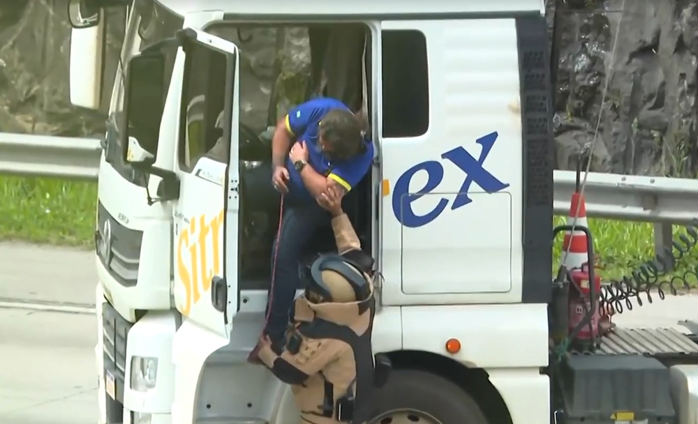 Motorista desmaia após ser retirado de carreta com suspeita de bomba; Rodoanel volta a ser liberado em São Paulo