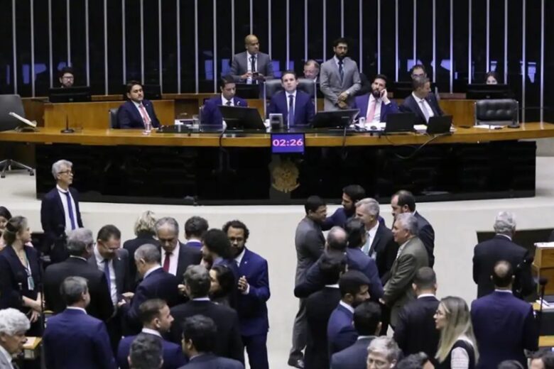 Câmara aprova texto-base do projeto de lei antifacção