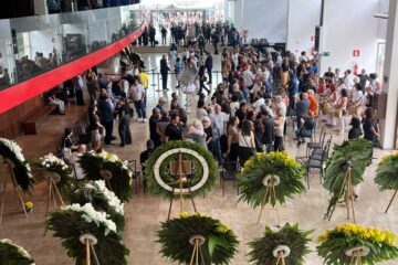 Com homenagem de Maurício Tizumba; fãs; amigos e familiares se despedem de Lô Borges no Palácio das Artes