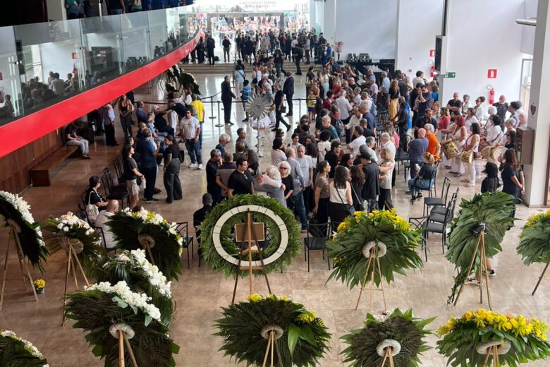 Com homenagem de Maurício Tizumba; fãs; amigos e familiares se despedem de Lô Borges no Palácio das Artes