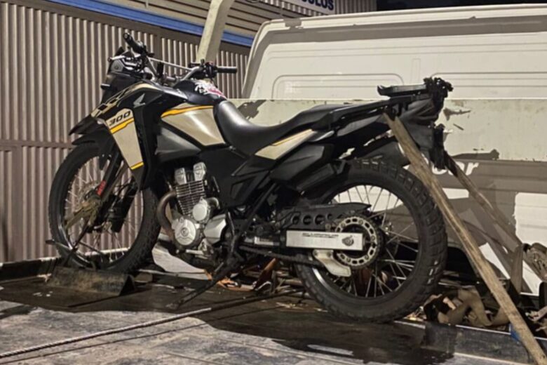 Motociclista que fazia “grau” em Itabira é preso e moto irregular é apreendida no Madre Maria de Jesus