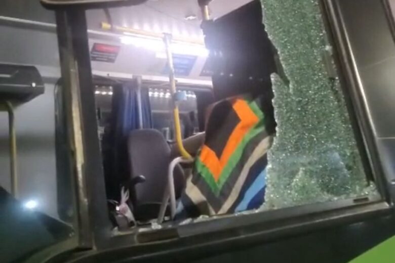 Viação Itabira repudia pedrada contra motorista e pede punição aos responsáveis