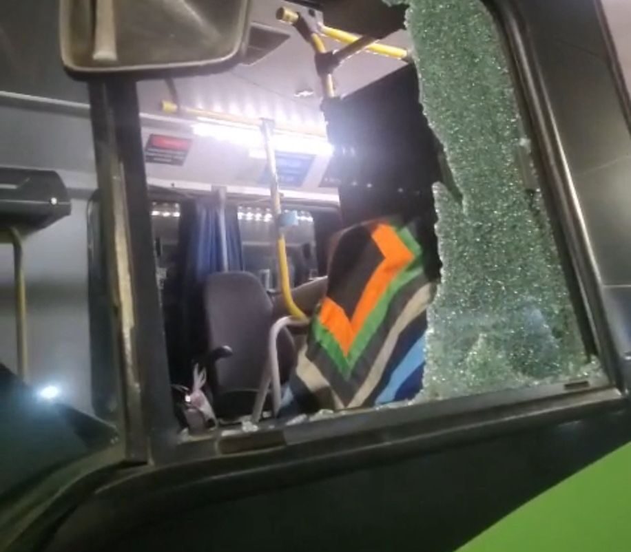 Viação Itabira repudia pedrada contra motorista e pede punição aos responsáveis