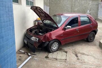 Itabira: motorista perde controle e colide carro contra a sede do PSF Areão