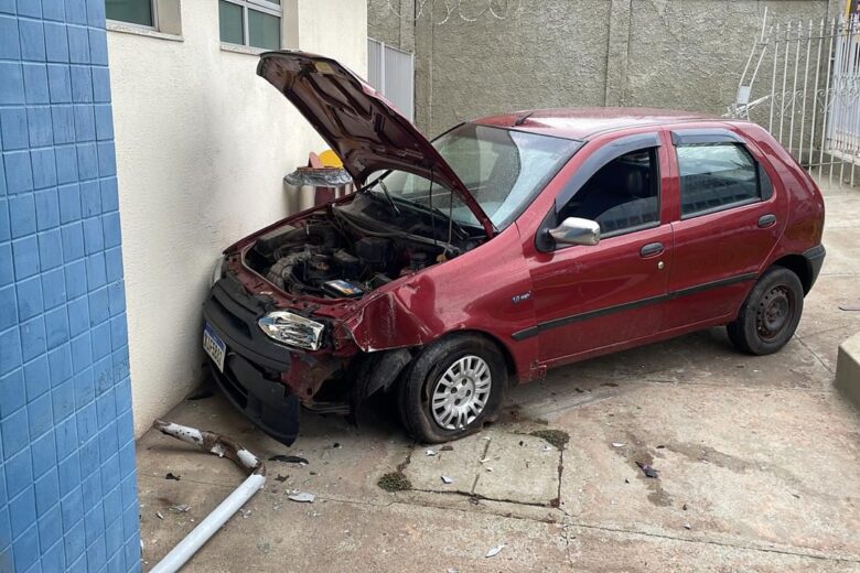 Itabira: motorista perde controle e colide carro contra a sede do PSF Areão