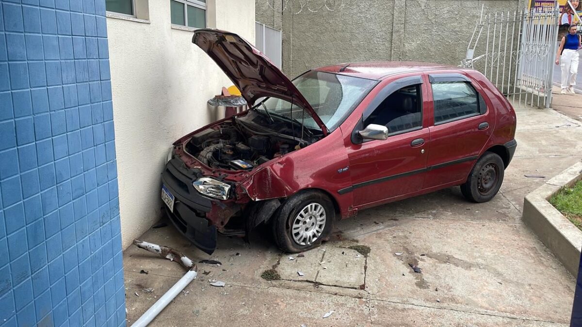 Itabira: motorista perde controle e colide carro contra a sede do PSF Areão