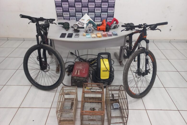 Polícia apreende drogas, dinheiro e objetos suspeitos em casa alvo de denúncias em Itabira