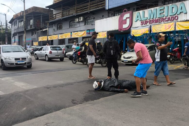 Moto x moto: acidente com motociclistas deixa trânsito lento no bairro João XXIII, em Itabira