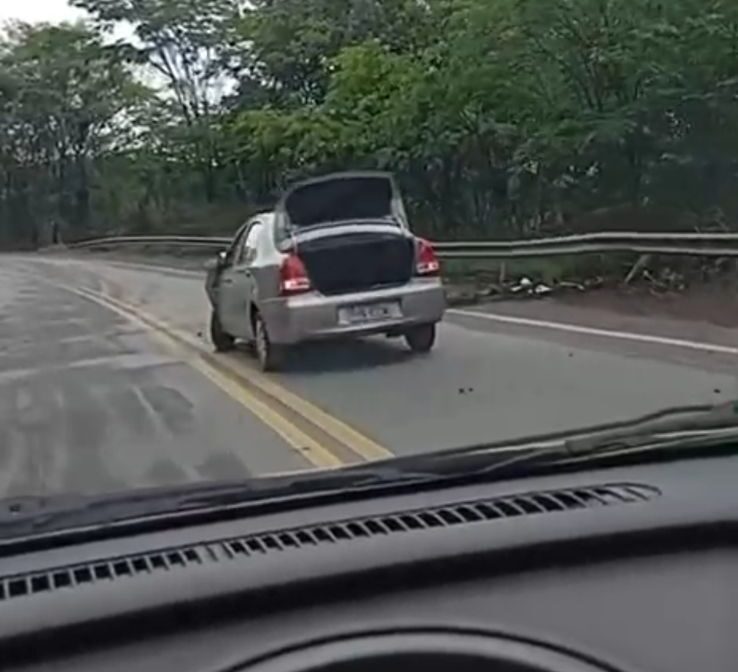 Motorista perde controle de direção e bate em guard rail na MG-434, em Bom Jesus do Amparo