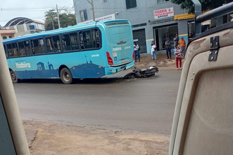 Motociclista bate contra traseira de ônibus da Viação Itabira, no Barreiro