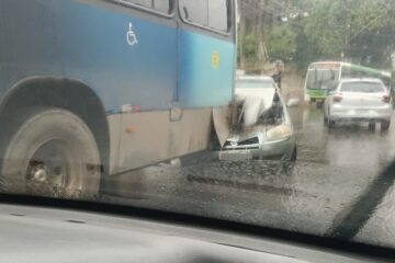 Carro colide contra traseira de ônibus da Serra Verde, em Itabira