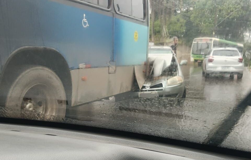 Carro colide contra traseira de ônibus da Serra Verde, em Itabira