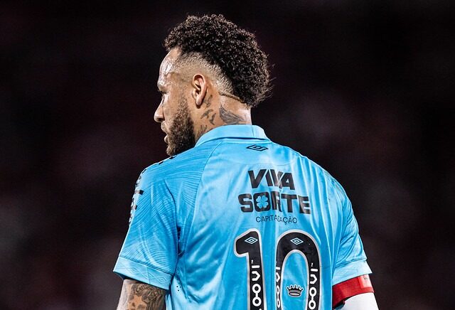 Em fim de carreira melancólico, Neymar não consegue sequer ser uma liderança positiva no Santos