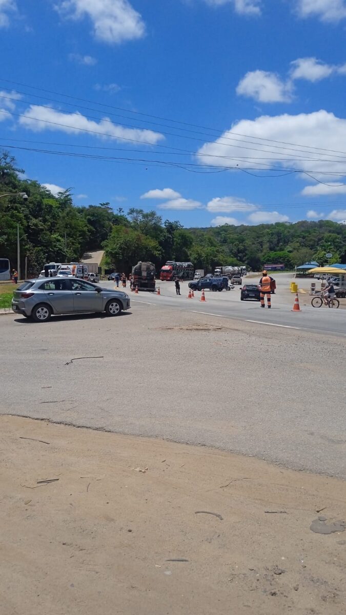 Duas pessoas ficam feridas em colisão entre carro e caminhão na BR-381, em São Gonçalo do Rio Abaixo