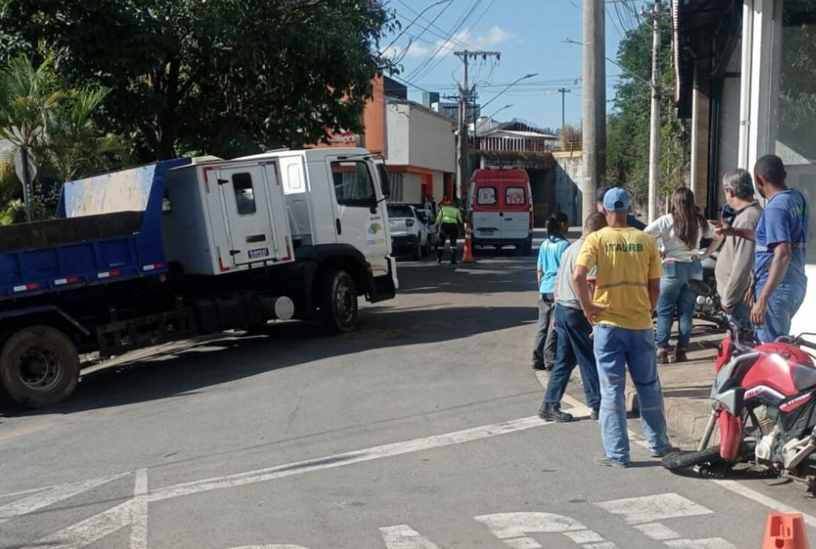 Motociclista fica ferido após bater em caminhão da Itaurb no bairro Major Lage, em Itabira