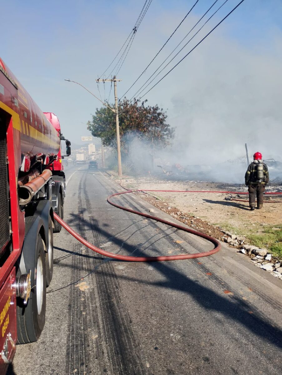 Incêndio atinge lote com materiais recicláveis em Contagem e mobiliza grande operação dos Bombeiros
