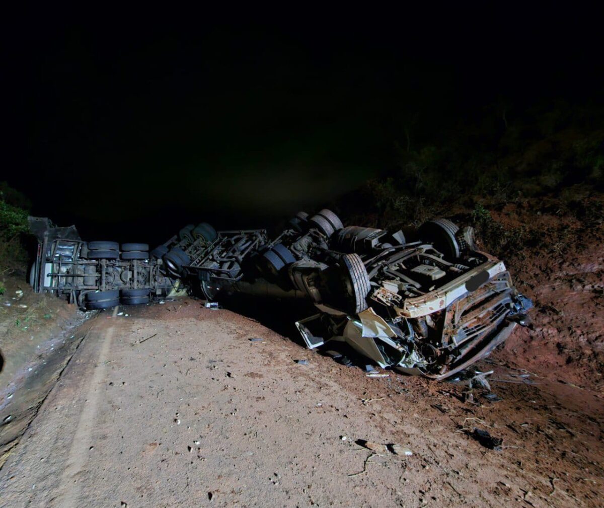 Caminhoneiro morre após colisão entre carro e bitrem na MGC-460