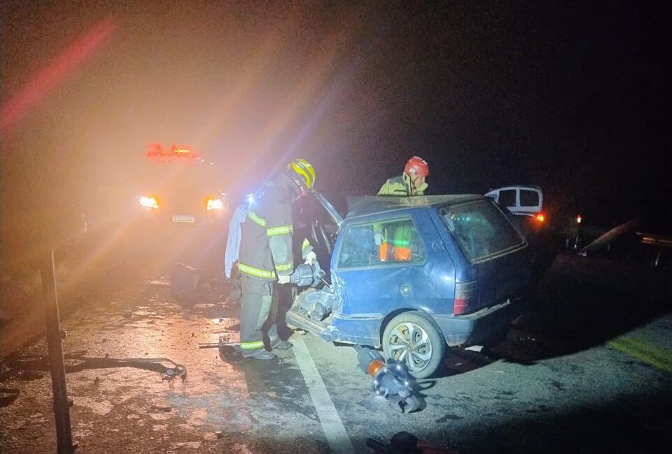 Colisão frontal deixa um morto e três feridos na BR-265