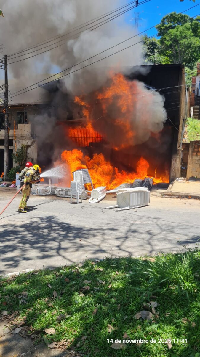 Incêndio atinge imóvel comercial em Ipatinga e mobiliza grande operação dos bombeiros