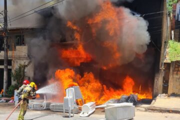 Incêndio atinge imóvel comercial em Ipatinga e mobiliza grande operação dos bombeiros