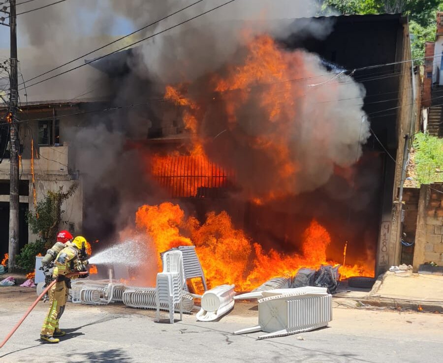Incêndio atinge imóvel comercial em Ipatinga e mobiliza grande operação dos bombeiros