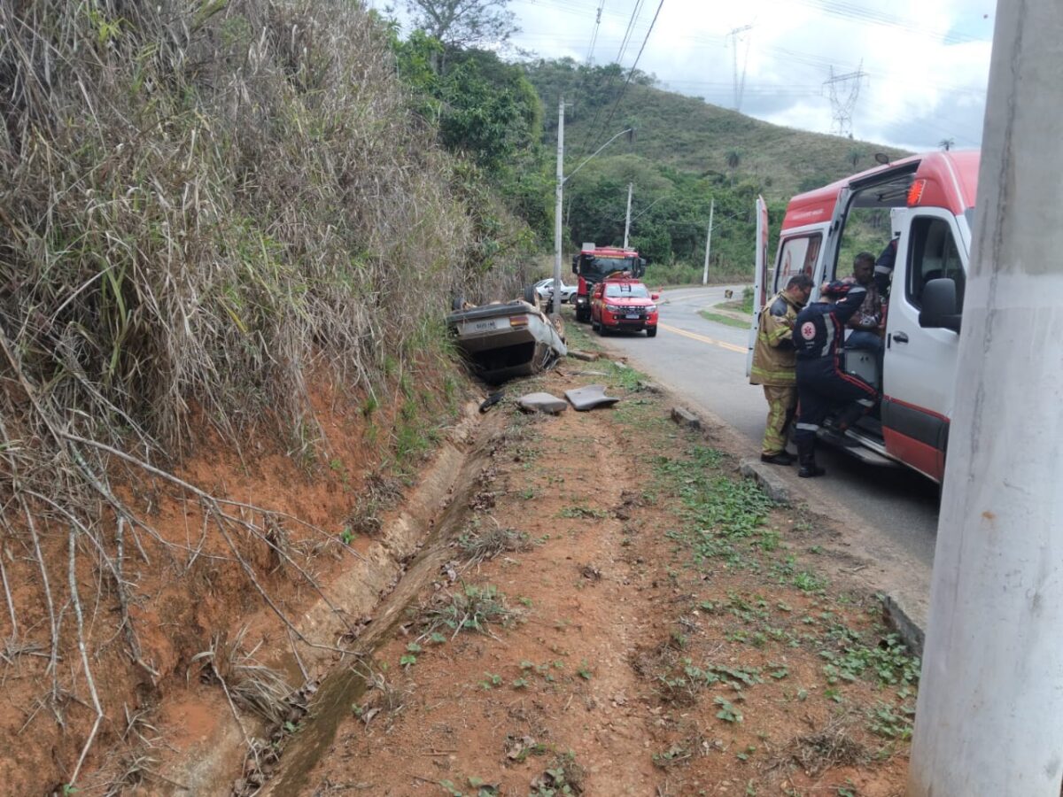 Carro capota e deixa três pessoas feridas em Ipoema