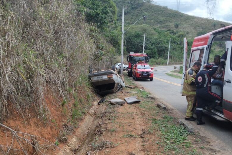 Carro capota e deixa três pessoas feridas em Ipoema
