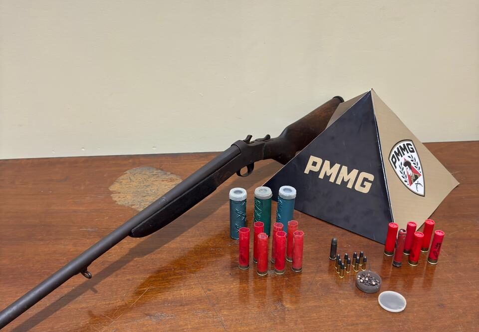 Polícia Militar prende mulher por posse ilegal de arma e munições em Alvinópolis