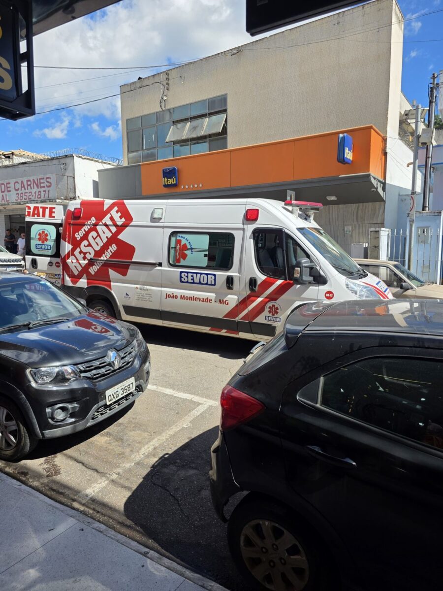 Idoso passa mal ao volante e causa colisão no Centro de João Monlevade