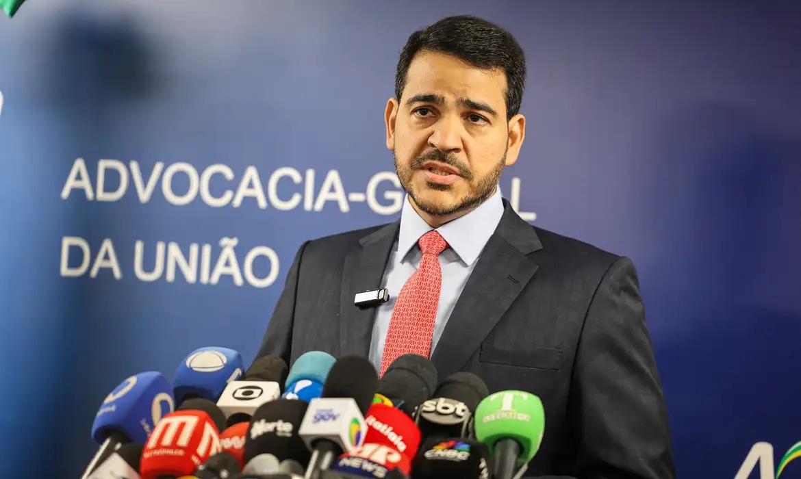 Lula indica Jorge Messias para vaga de Barroso no STF