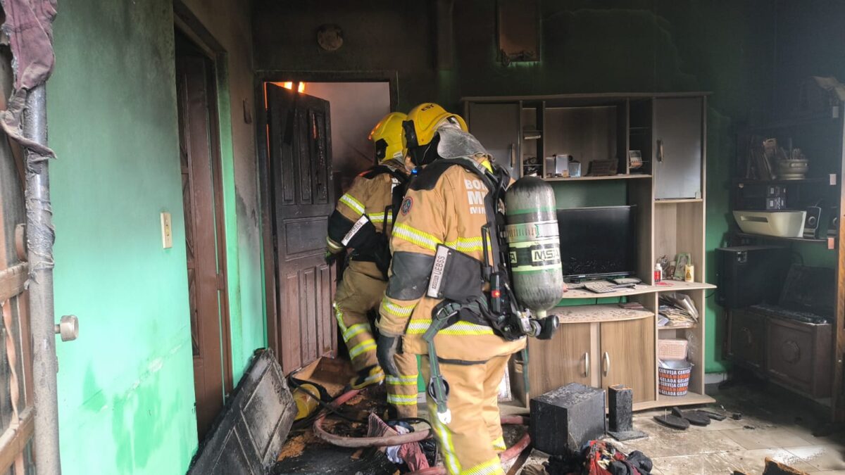Itabira: incêndio atinge residência no Água Fresca e mobiliza Corpo de Bombeiros