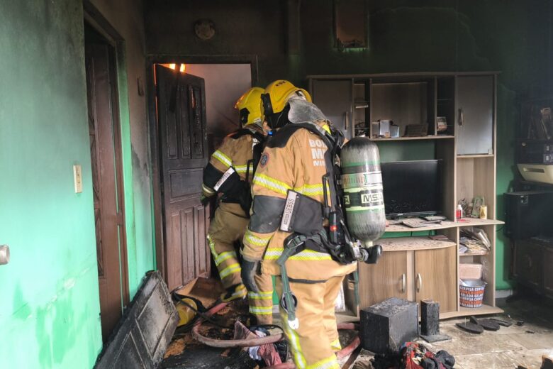 Itabira: incêndio atinge residência no Água Fresca e mobiliza Corpo de Bombeiros