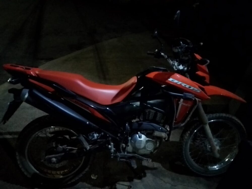 Motocicleta furtada é recuperada pela Polícia Militar após perseguição em Alvinópolis