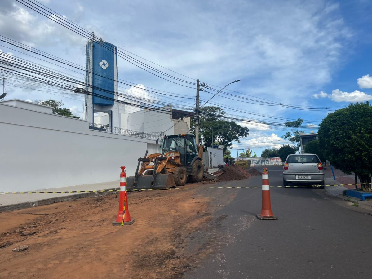 Itabira: obra de ligação de esgoto interdita o cruzamento da travessa Gonzaguinha com a avenida Duque de Caxias