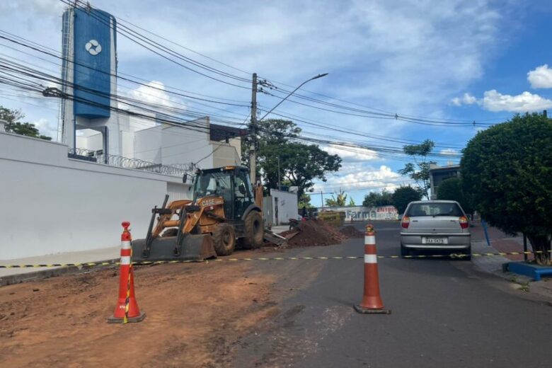 Itabira: obra de ligação de esgoto interdita o cruzamento da travessa Gonzaguinha com a avenida Duque de Caxias