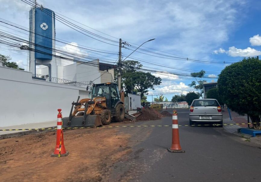 Itabira: obra de ligação de esgoto interdita o cruzamento da travessa Gonzaguinha com a avenida Duque de Caxias